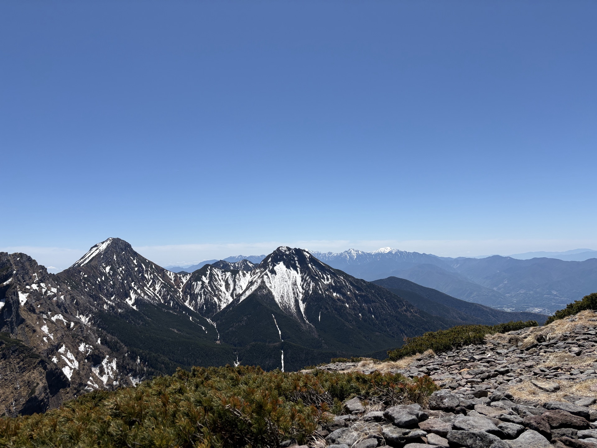 硫黄岳山頂から望む残雪の赤岳・阿弥陀岳と南アルプス