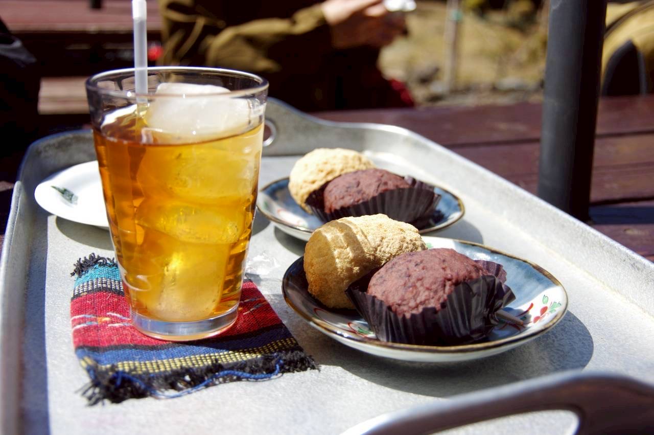 硫黄岳ルート上の山小屋で頼んだアイスティーと焼き菓子