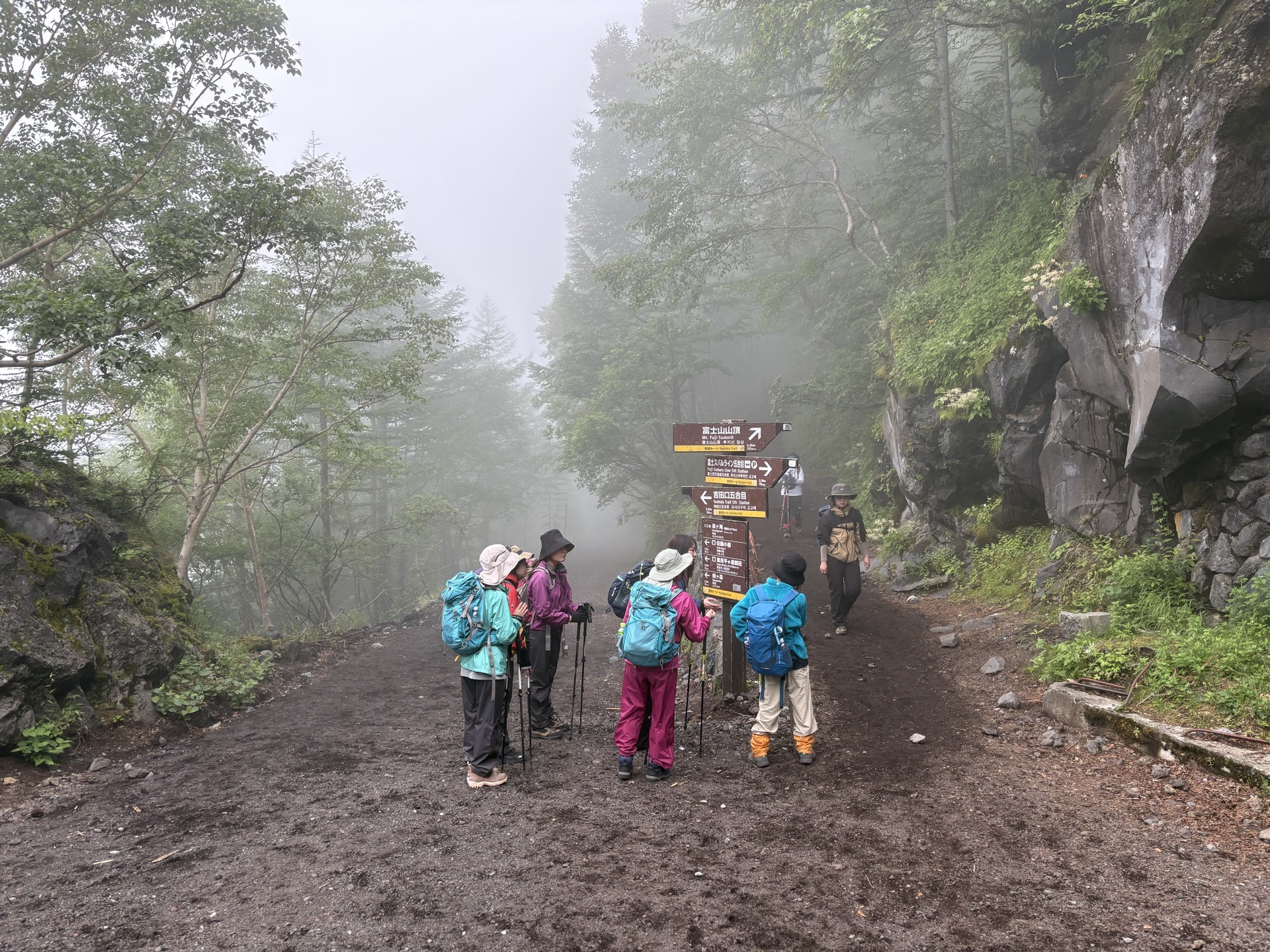 霧の中を登る登山者(富士山 吉田ルート)
