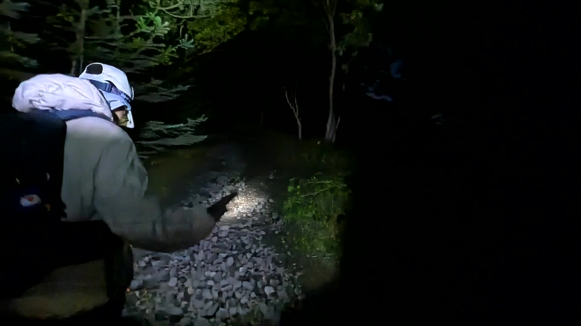 ヘッドライトを点けて暗闇を登る富士登山(2日目 深夜出発)