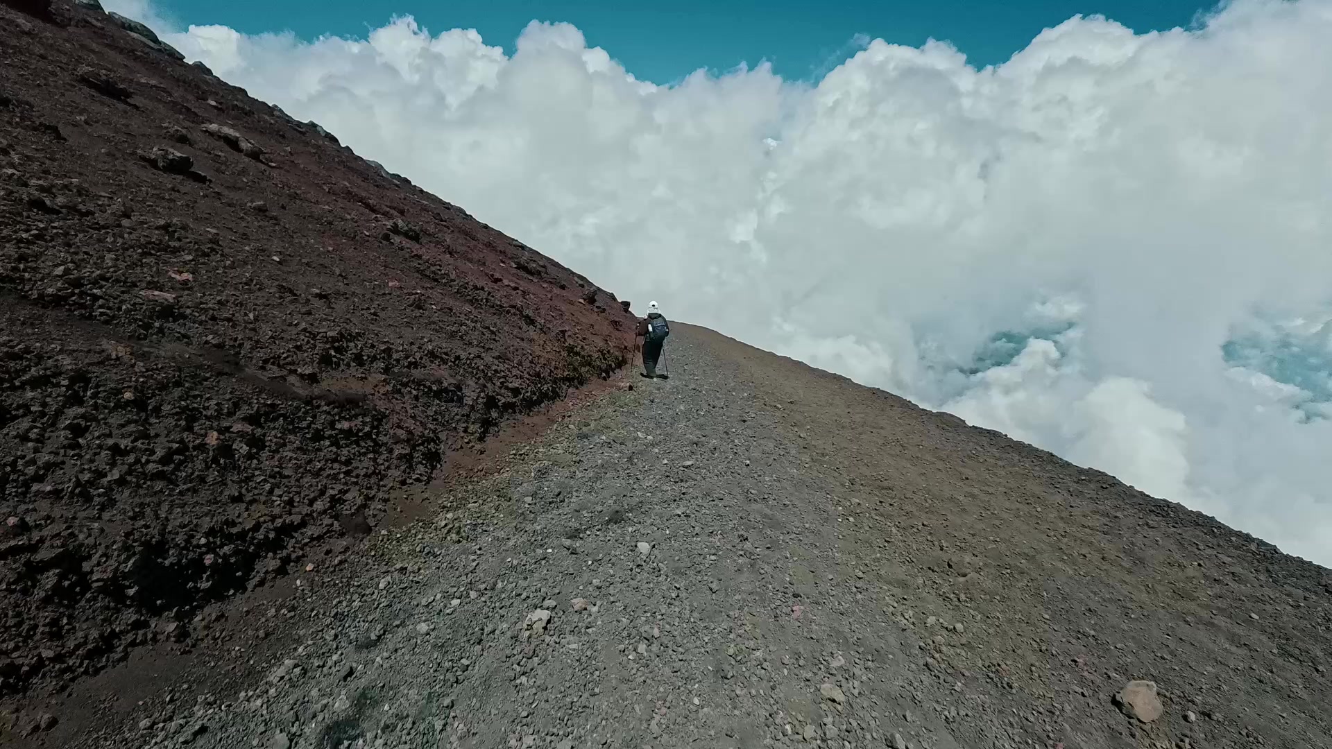 富士山の砂走り下山道と眼下の雲海