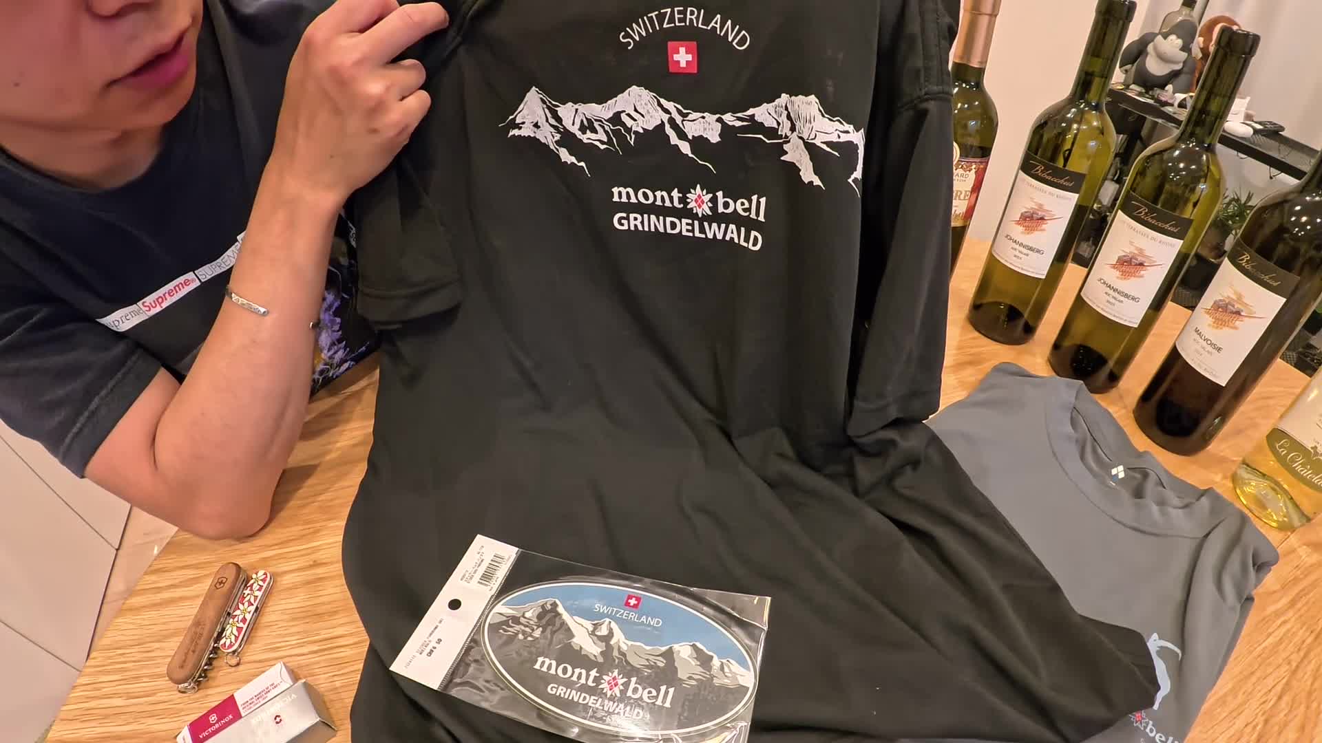 スイス限定モンベルのグリンデルワルト三山Tシャツとステッカー
