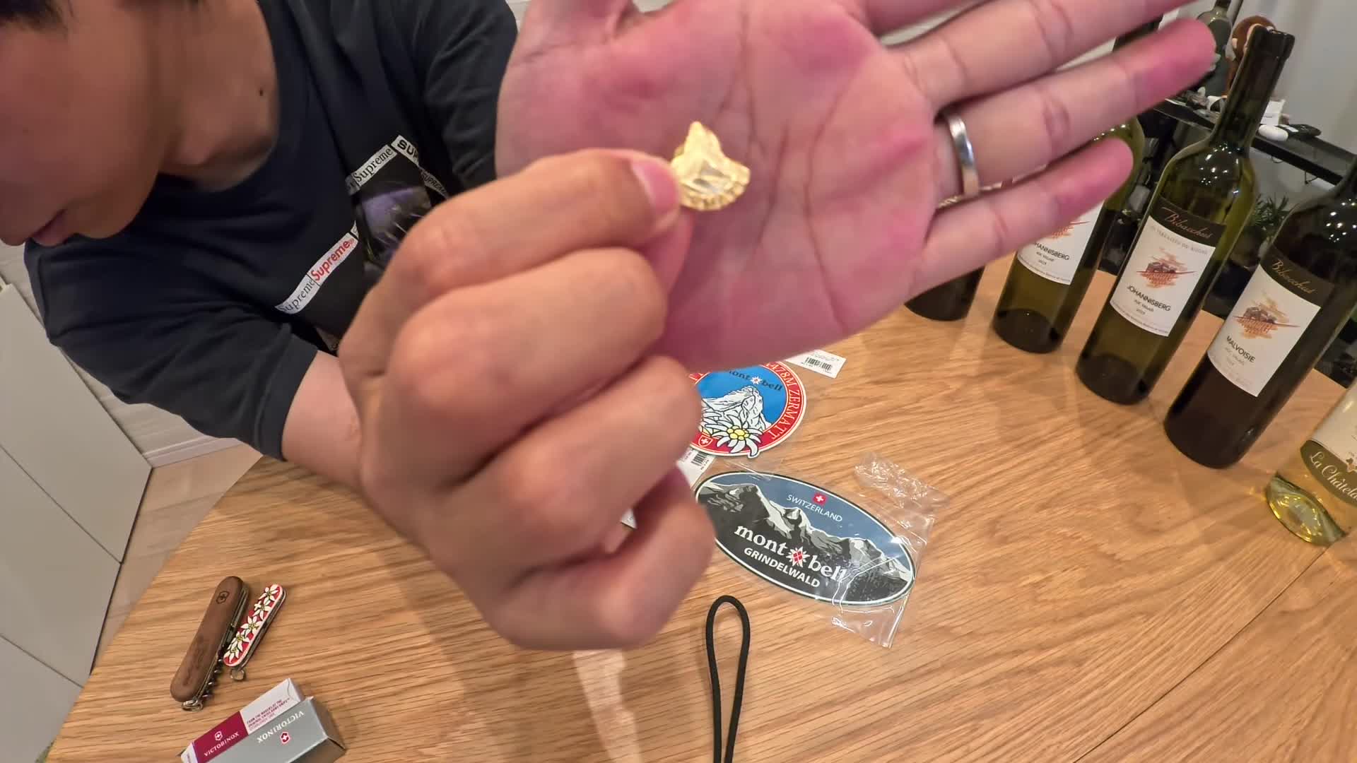 ツェルマットの観光案内所でもらえるモンベル会員向けの金色のマッターホルンのピンバッジ