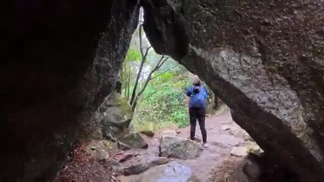 筑波山 白雲橋コースの奇岩の間を通り抜ける登山道