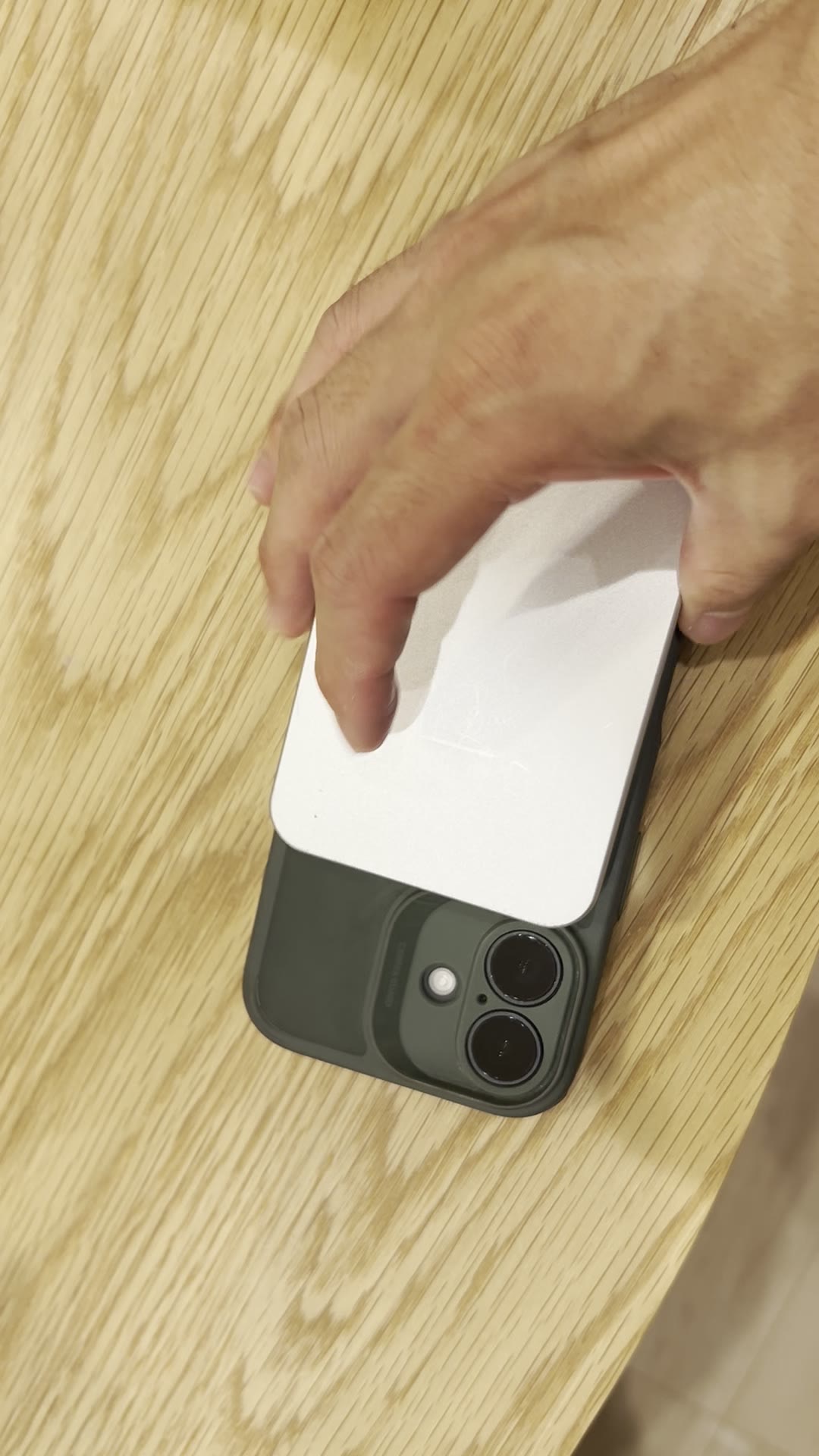 Yamisanのチタン製MagSafeモバイルバッテリーをiPhoneに装着したところ