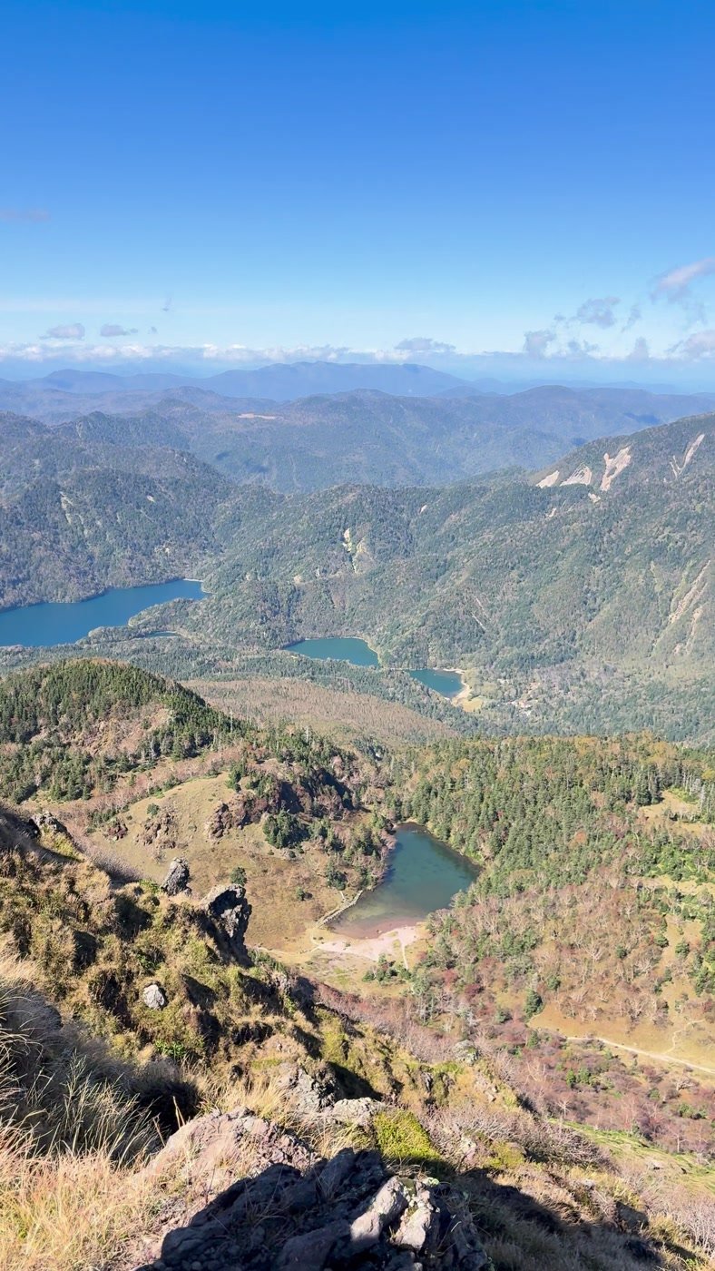 日光白根山の山頂付近から見下ろす五色沼と弥陀ヶ池、奥に広がる山並み