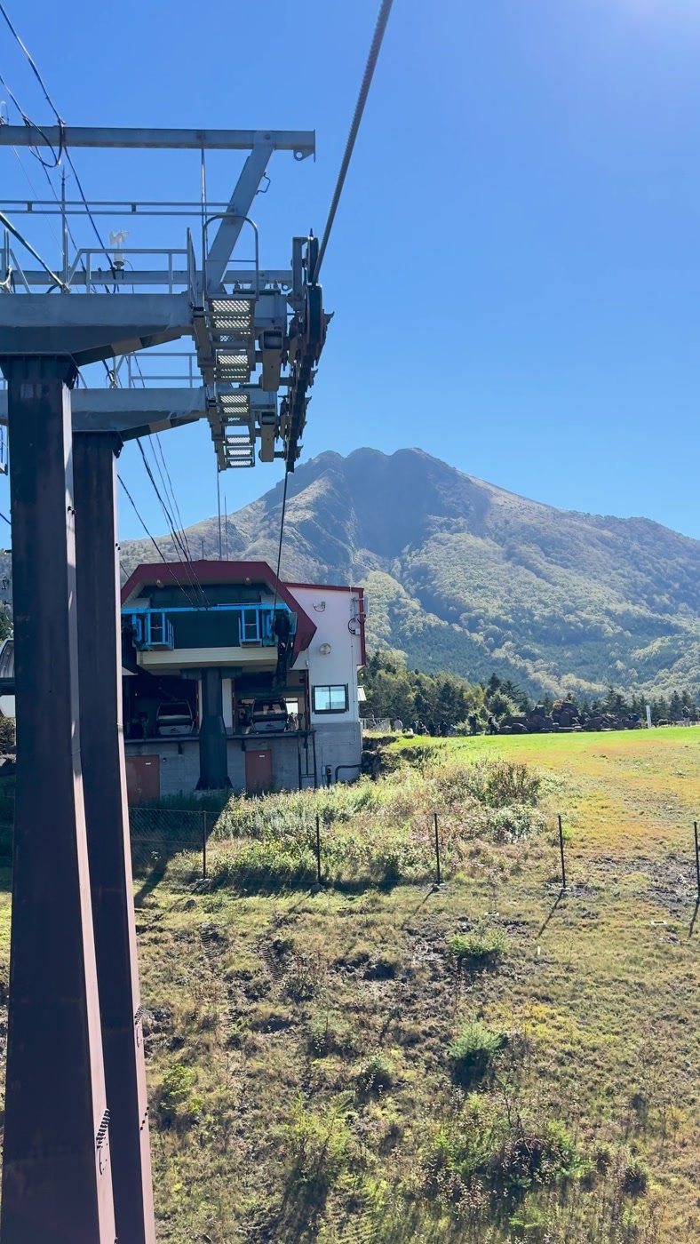 丸沼高原の日光白根山ロープウェイ。鉄塔の向こうに日光白根山の山容が見える